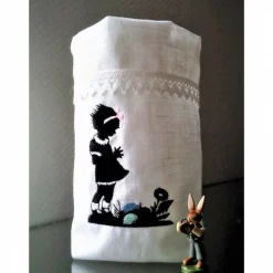 Ostern Lichtbeutel Geschenkbeutel Tischdeko Mädchen mit Osternest GESTICKT Leinen Scherenschnitt Spitze.