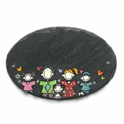 ovales Türschild Familie aus Schiefer mit Name und Figuren personalisiert, wetterfestes Schieferschild, dekoratives Namensschild, buntes Haustürschild, einzigartiges Familienschild