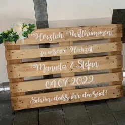 Palettenaufkleber für die Hochzeit - personalisiert - weiße/schwarze Schrift Herzen Datum Herzlich Willkommen Font 2