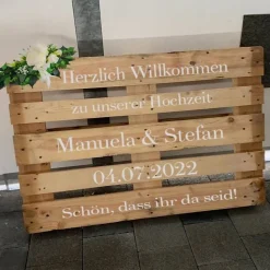 Palettenaufkleber für die Hochzeit - personalisiert - weiße/schwarze Schrift Herzen Datum Herzlich Willkommen Font 5