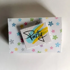 Party in der Streichholzschachtel  bunte Blumen