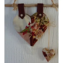 Patchwork edler Wandbehang mit applizierten Herz auf Leinenband mit Bügel