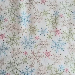 Patchworkstoff - Eiskristalle rot, grün, blau auf cremfabigem Hintergrund Wilmington Prints Snowman