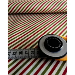 Patchworkstoff Christmas Cats von Jason Yenter – diagonale Streifen in Grün & Rot, 100% Baumwolle