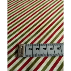 Patchworkstoff Christmas Cats von Jason Yenter – diagonale Streifen in Grün & Rot, 100% Baumwolle