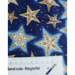 Patchworkstoff  Feine Goldpünktchen  auf blauem Hintergrund - Fabriquilt