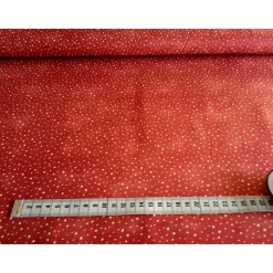 Patchworkstoff Rot mit weißen Schneeflocken – Christmas Cats von Jason Yenter, 100% Baumwolle, 110cm breit