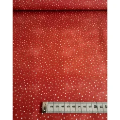 Patchworkstoff Rot mit weißen Schneeflocken – Christmas Cats von Jason Yenter, 100% Baumwolle, 110cm breit