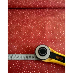 Patchworkstoff Rot mit weißen Schneeflocken – Christmas Cats von Jason Yenter, 100% Baumwolle, 110cm breit