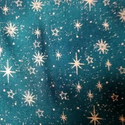 Patchworkstoff Star Springle, roter Quiltstoff mit kleinen Blüten und goldenen Sterne.