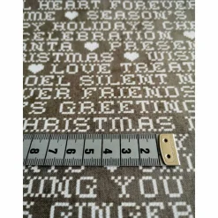Patchworkstoff Weihnachten grau mit weißer Schrift von Hustle and Bustle BasicGrey – 100% Baumwolle, 112cm breit