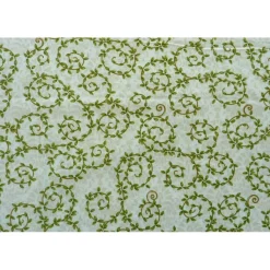 Patchworkstoff Winter Bliss filigrane Ranken in grün auf beigem Hintergrund