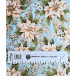 Patchworkstoff wunderschöne cremfarbene Christrose auf hellblauem Hintergrund