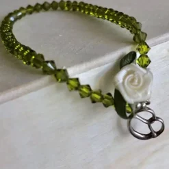 Perfekt zum Dirndl: handgefertigtes Armband aus Kristallperlen