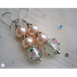 Perlen Ohrringe rosa pastell mit Süßwasserzuchtperlen rosa an Lampworkperlen mit Rosen handmade Unikat als Brautschmuck