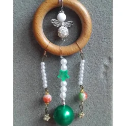 Perlenengel im Holzring – Handgefertigter Baumschmuck mit Anhängern und Perlensträngen