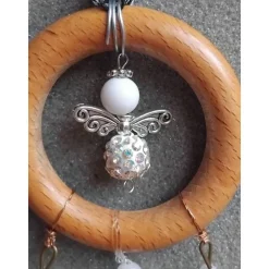 Perlenengel im Holzring – Handgefertigter Baumschmuck mit Anhängern und Perlensträngen