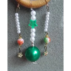 Perlenengel im Holzring – Handgefertigter Baumschmuck mit Anhängern und Perlensträngen