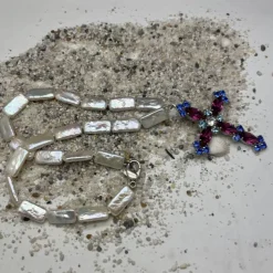 Perlenkette mit Kristallanhänger, echte Süßwasserperlen mit festlicher Brosche