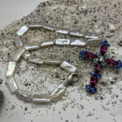 Perlenkette mit Kristallanhänger, echte Süßwasserperlen mit festlicher Brosche