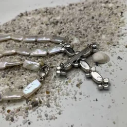 Perlenkette mit Kristallanhänger, echte Süßwasserperlen mit festlicher Brosche