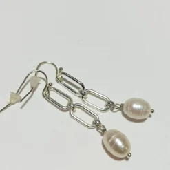 Perlenohrringe Barockperlen weiß handgemacht an Gliederkette Tropfenohrringe modern Geschenk