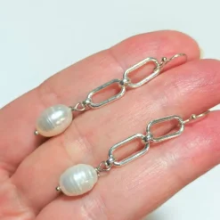 Perlenohrringe Barockperlen weiß handgemacht an Gliederkette Tropfenohrringe modern Geschenk