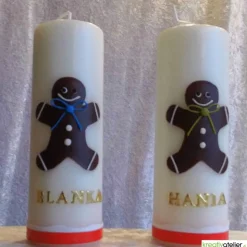 Personalisierbare cremefarbene Weihnachtskerze mit liebevoll handgefertigtem Lebkuchenmann und bunter Schleife