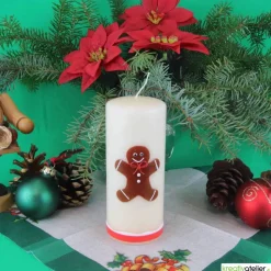 Personalisierbare cremefarbene Weihnachtskerze mit liebevoll handgefertigtem Lebkuchenmann und bunter Schleife