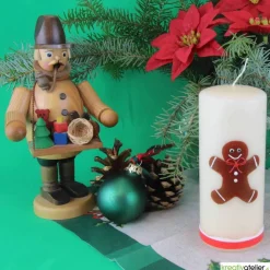 Personalisierbare cremefarbene Weihnachtskerze mit liebevoll handgefertigtem Lebkuchenmann und bunter Schleife