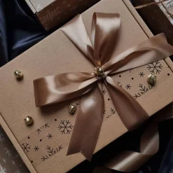 Personalisierbare Geschenkbox mit handgegossenen Sojawachskerzen – Minimalistisch