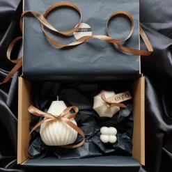 Personalisierbare Geschenkbox mit handgegossenen Sojawachskerzen – Minimalistisch