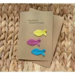 Personalisierbare Glückwunschkarte Taufe, Kommunion & Firmung – Handgemachte Klappkarte mit gehäkelten Fischen & Umschlag
