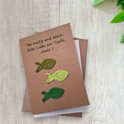 Personalisierbare Glückwunschkarte Taufe, Kommunion & Firmung – Handgemachte Klappkarte mit gehäkelten Fischen & Umschlag