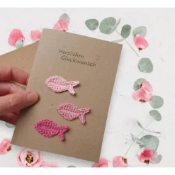 Personalisierbare Glückwunschkarte Taufe, Kommunion & Firmung – Handgemachte Klappkarte mit gehäkelten Fischen & Umschlag