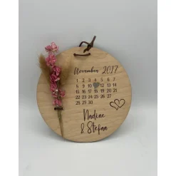 Personalisierbares Hochzeitsgeschenk aus Birkenholz mit Kalender & Trockenblumen – Unvergessliche Erinnerung