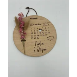 Personalisierbares Hochzeitsgeschenk aus Birkenholz mit Kalender & Trockenblumen – Unvergessliche Erinnerung