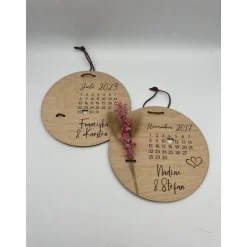 Personalisierbares Hochzeitsgeschenk aus Birkenholz mit Kalender & Trockenblumen – Unvergessliche Erinnerung