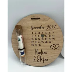 Personalisierbares Hochzeitsgeschenk aus Birkenholz mit Kalender & Trockenblumen – Unvergessliche Erinnerung
