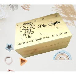 Personalisierte Baby-Erinnerungskiste mit niedlichem Hasenmotiv,  eine perfekte Holzbox als Geschenk, Geburtebur