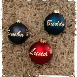 Personalisierte Christbaumkugel aus Glas mit dem Namen Ihres Tieres sowie Pfotenabdruck mit Herz!