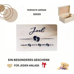 Personalisierte Erinnerungskiste für Babys mit Fußabdruck-Motiv, individuell gestaltet mit Name und Datum auf einer Holz