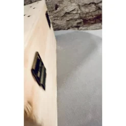 Personalisierte Erinnerungskiste für Babys mit Fußabdruck-Motiv, individuell gestaltet mit Name und Datum auf einer Holz