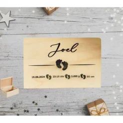 Personalisierte Erinnerungskiste für Babys mit Fußabdruck-Motiv, individuell gestaltet mit Name und Datum auf einer Holz