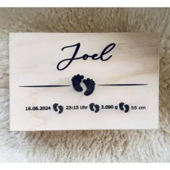 Personalisierte Erinnerungskiste für Babys mit Fußabdruck-Motiv, individuell gestaltet mit Name und Datum auf einer Holz