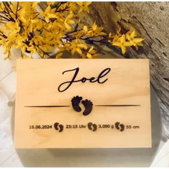 Personalisierte Erinnerungskiste für Babys mit Fußabdruck-Motiv, individuell gestaltet mit Name und Datum auf einer Holz