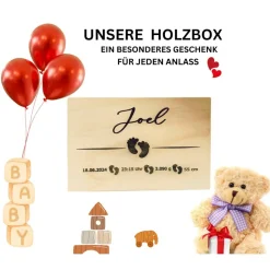 Personalisierte Erinnerungskiste für Babys mit Fußabdruck-Motiv, individuell gestaltet mit Name und Datum auf einer Holz