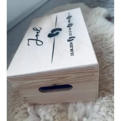 Personalisierte Erinnerungskiste für Babys mit Fußabdruck-Motiv, individuell gestaltet mit Name und Datum auf einer Holz