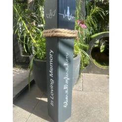 Personalisierte Gedenksäule mit Licht für verstorbenes Haustier – Erinnerung & Trost aus Holz