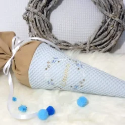 Personalisierte Geschwistertüte & Schultüte blau bestickt mit Blumenkranz – Zuckertüte Kitatüte aus Waffelpiqué